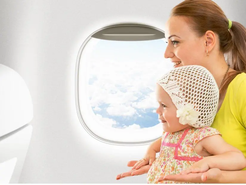Uçakda Seyahat Eden Mutlu Anne Ve Çocukları
