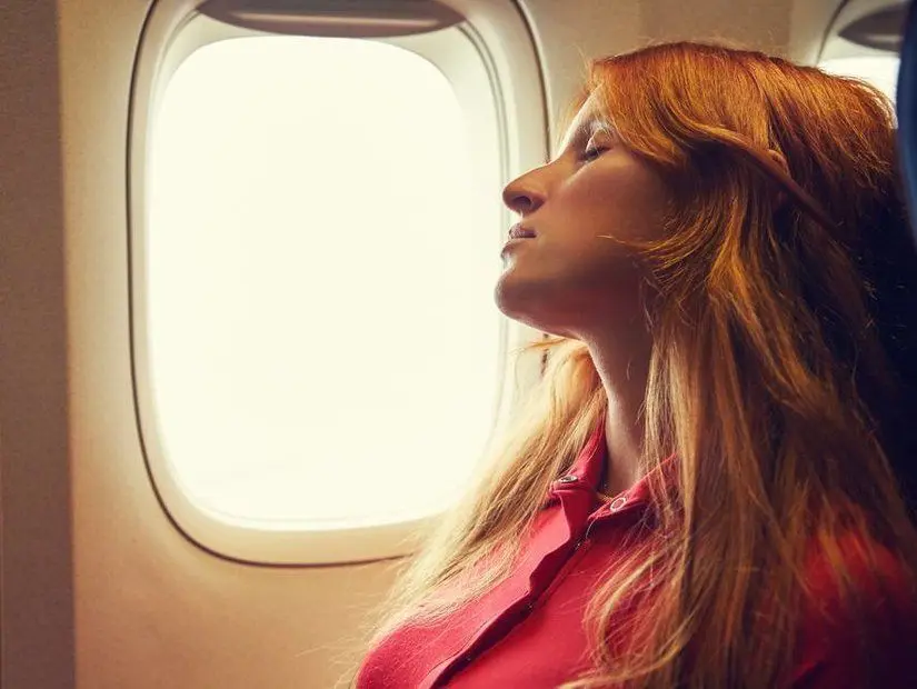 Uçakta dinlenen kadın