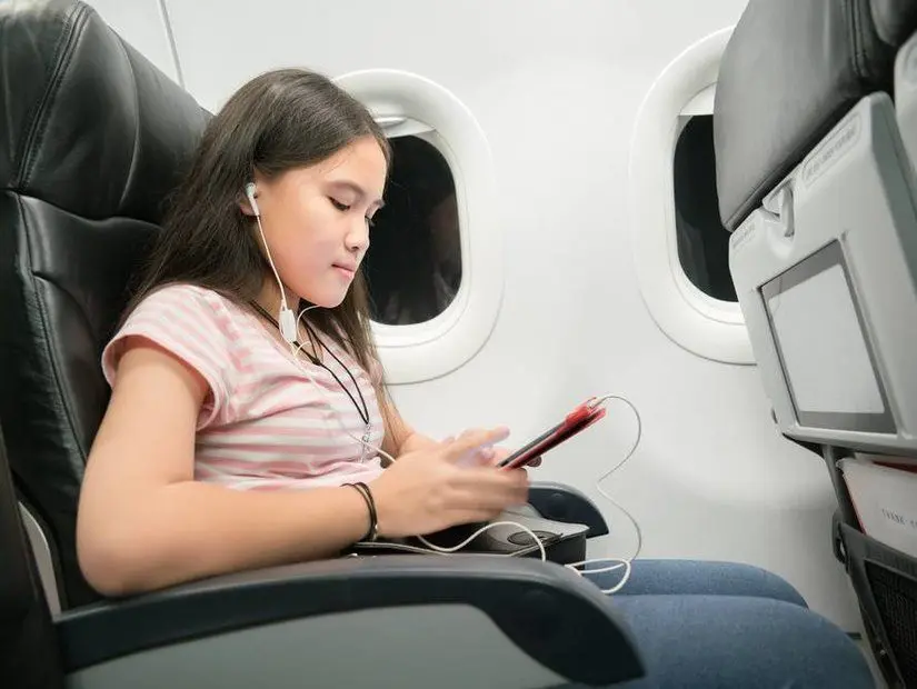 Uçakta Tablet İle Oynayan Kız