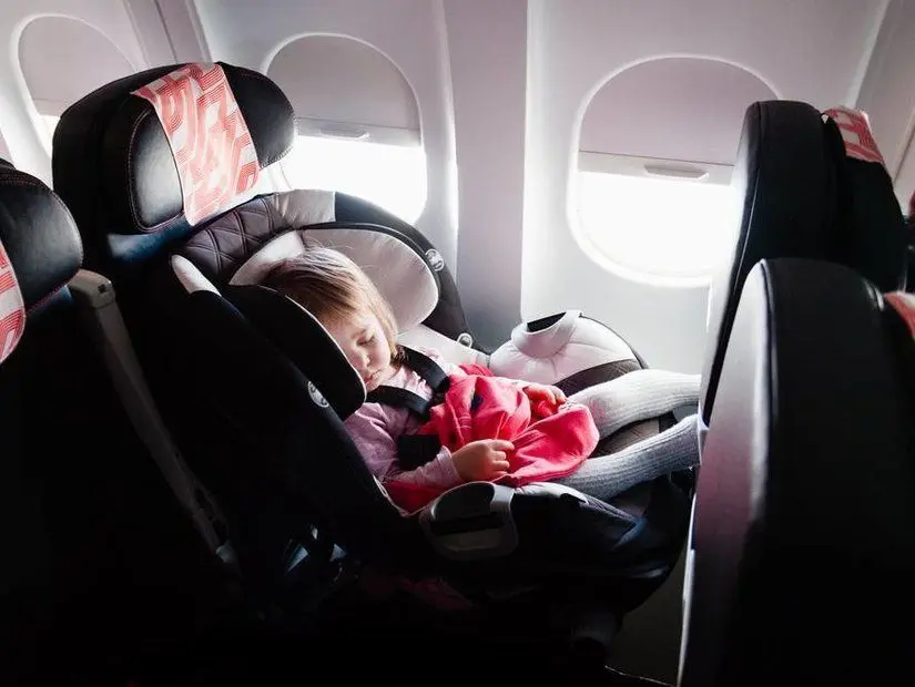 Uçakta uyuyan bebek
