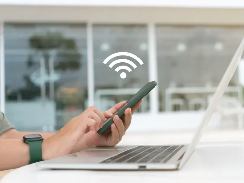 bir kafede kadın ücretsiz interneti kullanıyor