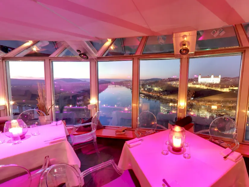 UFO Gözlem Kulesi ve Restoranı iç görünümü