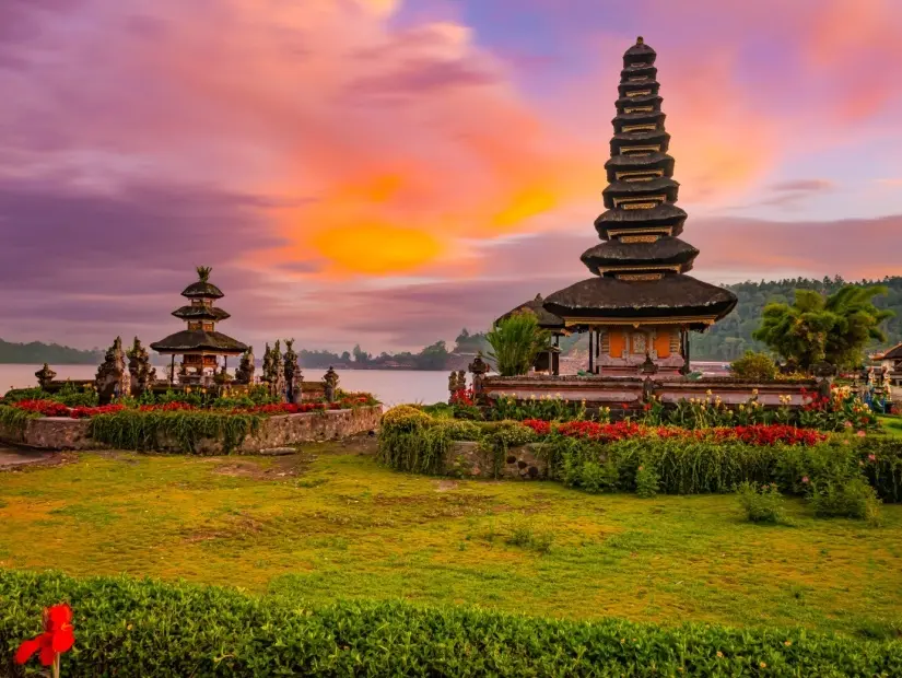 Bali'deki Pura Ulun Danu Bratan tapınağında muhteşem gün batımı