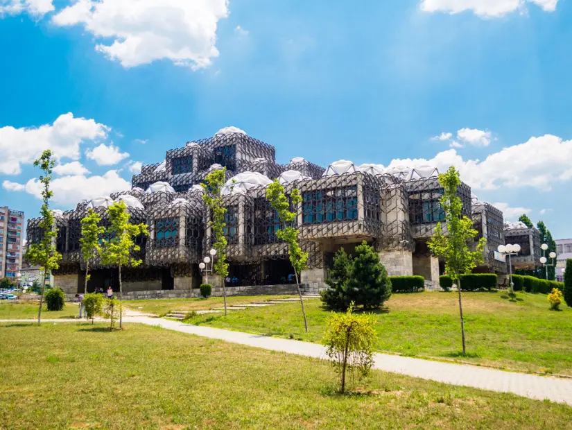pristine ulusal kutuphanesi dış görünümü