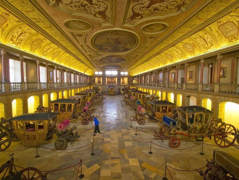 Ulusal Saltanat Arabaları Müzesi (Museu Nacional dos Coches) iç görünümü