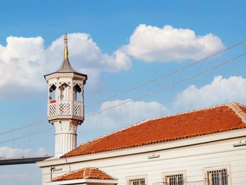 Üryanizade Ahmet Esat Efendi Camii çatısı ve minaresinin görünümü