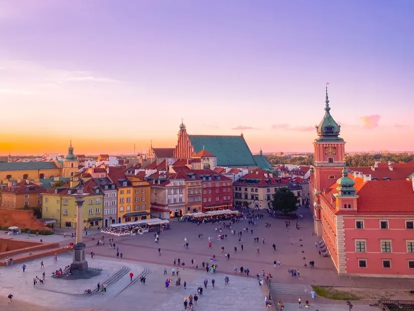 Gün batımında Varşova'daki Kraliyet Kalesi ve Eski Kent panoraması, Polonya