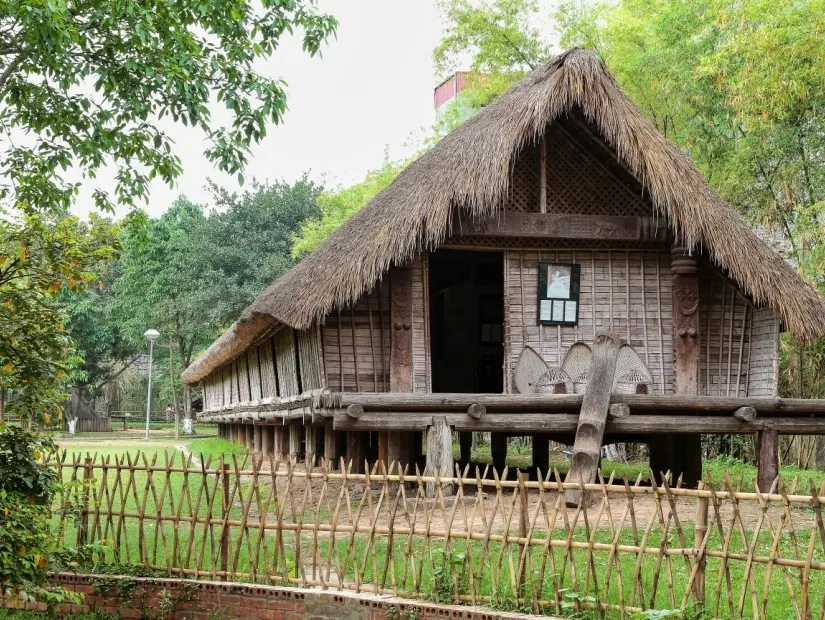 Vietnam'ın Hanoi kentindeki Vietnam Etnoloji Müzesi'nde bulunan geleneksel bir kabile evinin örneği