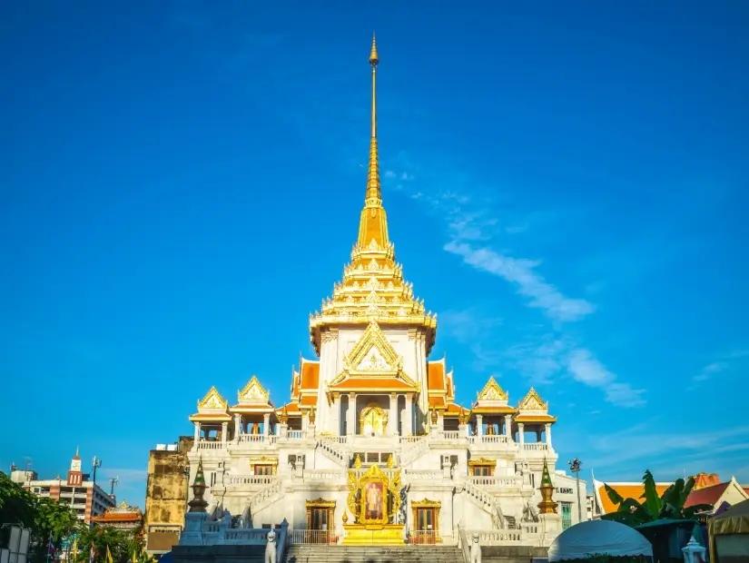 Wat Traimit'in cephesi görünümü