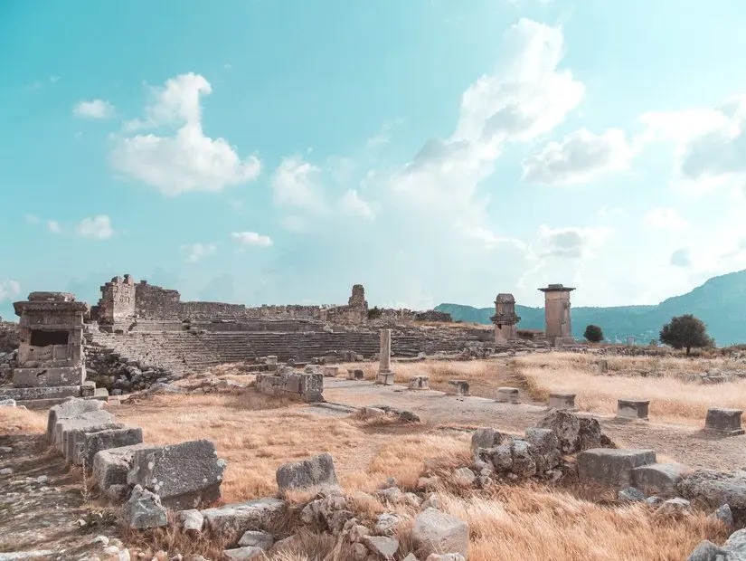 Xanthos Antik Kenti. Mezar anıtı ve Xanthos antik kentinin kalıntıları