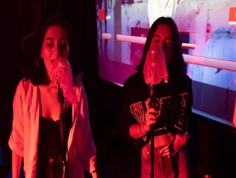 Yazı Tura Cafe Bar karaoke yapan kızlar görünümü
