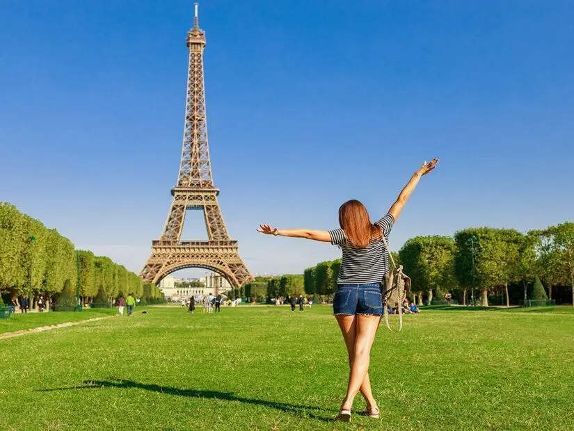 Yazın Fransa, Avrupa'nın Paris kentinde turist kadın ve Eyfel Kulesi