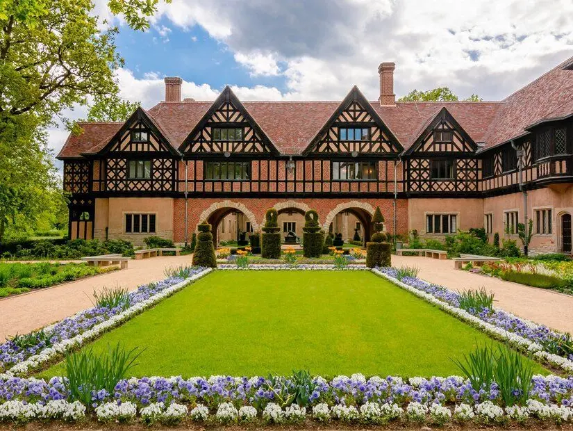 Almanya, Potsdam'daki Yeni Park'ta bulunan Cecilienhof Sarayı