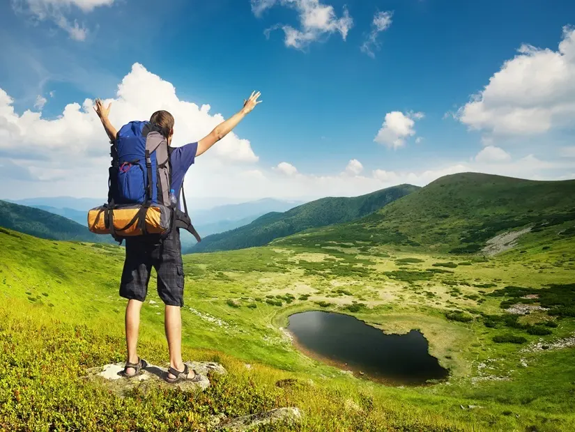Yaz aylarında dağ vadisinde turist.