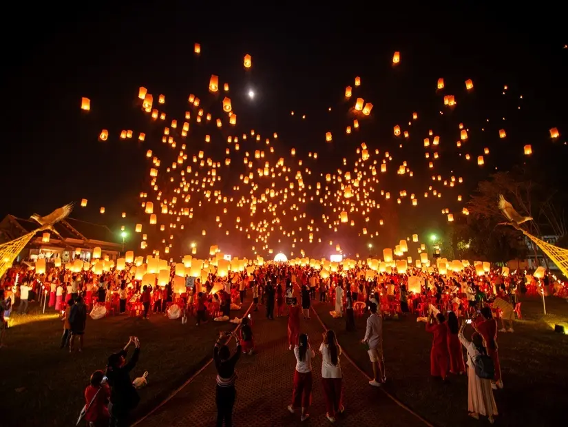Yi Peng Festivali - Tayland Tayland, Chiang Mai'deki Loi Krathong Festivali'nde geceleri gökyüzüne doğru yükselen ateş fenerleri