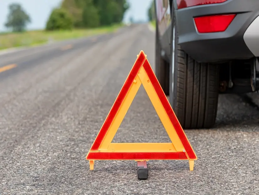 Yol kenarında uyarı üçgeni bulunan araç arızası. Acil yol yardımı