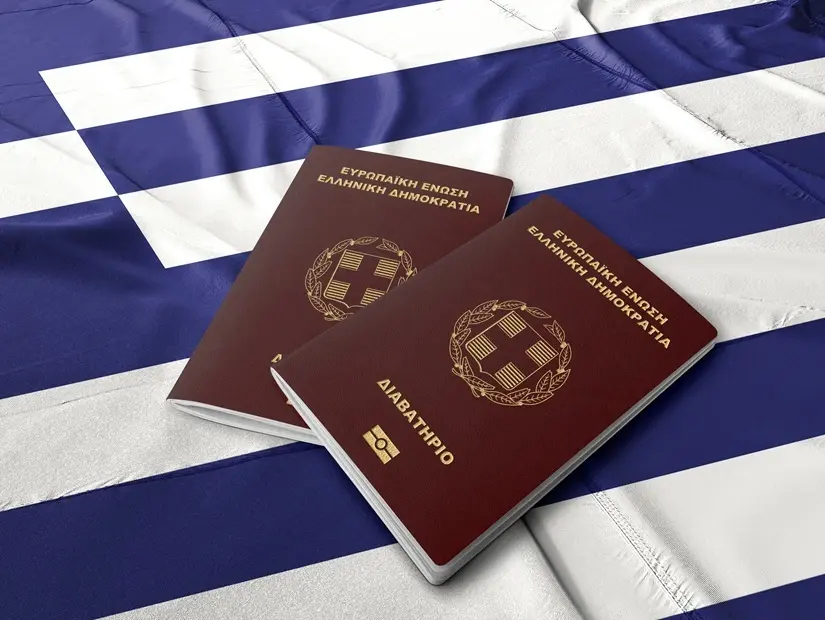 bayrak üzerine konulmuş yunanistan pasaportu