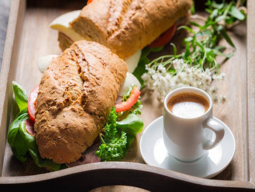 Espresso ve sandeviç ile italyan kahvaltısı